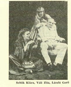 Nebuni – imagine din spectacolul Ezek a kepmutato bolondok (Aceşti nebuni făţarnici), Teatrul Maghiar de Stat- Cluj-Napoca, 16.05.1980, sursa foto: Revista Teatrul nr. 7,8/1980, pp. 127-129