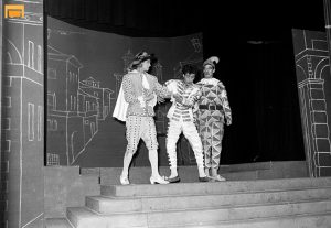 „Vicleniile lui Scapin” de Molière, spectacol de absolvire regie teatru David Esrig, premieră: 5.02.1957, IATC ©UNATC