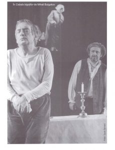 Csíky András în spectacolul Cabala bigoților Sursă foto: Péter Demény, Privind fumul de pipă sau despre András Csiky în revista Teatrul azi 5,6,7/2009, p. 100. https://biblioteca-digitala.ro/?articol=61266-privind-fumul-de-pipa-sau-despre-andras-csiky