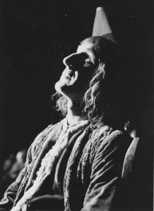 Gheorghe Dinică în Nepotul lui Rameau, regia David Esrig, sursa foto: Teatrul Bulandra