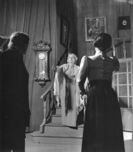 Clody Bertola (Liza), în Copiii soarelui, de Maxim Gorki, în regia lui Liviu Ciulei și a lui Lucian Pintilie. Teatrul Lucia Sturdza Bulandra, București, 1961. ©Arhiva Teatrului Lucia Sturdza Bulandra.