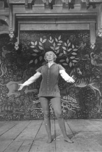 Clody Bertola (Rosalinda), în Cum vă place, de William Shakespeare, în regia lui Liviu Ciulei. Teatrul Lucia Sturdza Bulandra, București, 1961. ©Arhiva Teatrului Lucia Sturdza Bulandra.