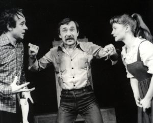 Constantin Ghenescu (Baruțu), Gheorghe Dănilă (Tătuțu), Ana Ciontea (Mițu), Teatrul Tineretului Piatra Neamț 1983