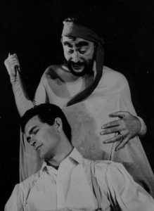 Iurie Darie (Învățatul), primul din stânga, alături de Amza Pellea, în Umbra de Evghenii Svarț, în regia lui David Esrig, Teatrul de Comedie, 1963. @Arhiva Teatrului de Comedie;