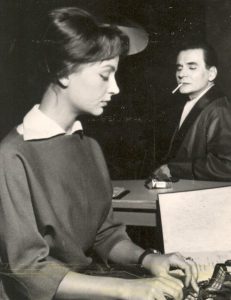 Sanda Toma (Diana), prima din stânga, alături de Radu Beligan, în Celebrul 702 de Alexandru Mirodan, în regia lui Moni Ghelerter, Teatrul de Comedie, 1961. @Arhiva Teatrului de Comedie