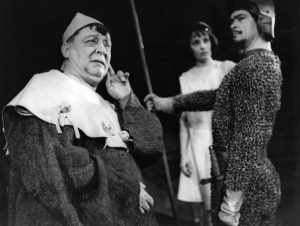 Iurie Darie (Hector), al doilea din stânga, alături de Florin Scărlătescu și Sanda Toma, în Troilus și Cresida de William Shakespeare, în regia lui David Esrig, Teatrul de Comedie, 1965. @Arhiva Teatrului de Comedie;