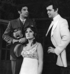 Iurie Darie (Grig), al treilea din stânga, alături de Silviu Stănculescu și Stela Popescu, în Alcor și Mona musical după Mihail Sebastian, în regia Sandei Manu, Teatrul de Comedie, 1970. @Arhiva Teatrului de Comedie;