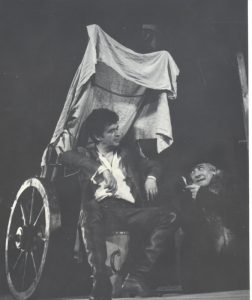 Iurie Darie (Don Juan), primul din stânga, alături de Mihai Pălădescu, în Don Juan de Moliere, în regia lui Valeriu Moisescu, Teatrul de Comedie, 1980. @Arhiva Teatrului de Comedie;