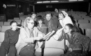 Actorii Octavian Cotescu şi Petre Gheorghiu, alături de tineri actori în sala de teatru, la repetiţii, 1983. © Armand Rosenthal / Arhiva Agerpres