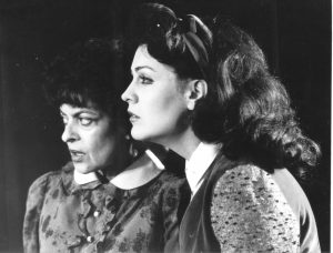 Consuela Darie (Dactilografa), Gabriela Popescu (Leni Velescu) în Pachetul cu acțiuni de Mircea Ștefănescu, regia Ion Cojar, Teatrul de Comedie,1984 ©site Teatrul de Comedie