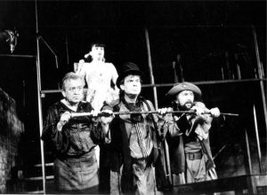 Cornel Vulpe (Prospere), Dan Tufaru (Jules), Gheorghe Dănilă (Scaevola), Virginia Mirea (Leocadile) în Papagalul verde de Arthur Schnitzler, regia Lucian Giurchescu, Teatrul de Comedie, 1991 ©site Teatrul de Comedie