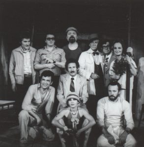 Iurie Darie (Prietenul), primul din stânga, foto grup, în centru Marin Sorescu, în Există nervi de Marin Sorescu, în regia lui Florin Fătulescu, Teatrul de Comedie, 1981. @Arhiva Teatrului de Comedie;