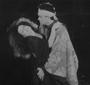 Iurie Darie (Filip), al doilea din stânga, alături de Gabriela Popescu în Regele Ioan de William Shakespeare, în regia lui Grigore Gonța, Teatrul de Comedie, 1988. @Arhiva Teatrului de Comedie;