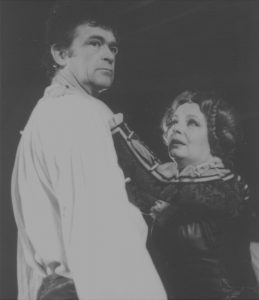 Iurie Darie (Don Juan), primul din stânga, alături de Sanda Toma, în Don Juan de Molière, în regia lui Valeriu Moisescu, Teatrul de Comedie, 1980. @Arhiva Teatrului de Comedie;