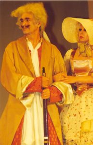 Iurie Darie (Beauperthuis), primul din stânga, alături de Mihaela Teleoacă, în Pălăria de Eugene Labiche, regia Horațiu Mălăele, Teatrul de Comedie, 1998. @Arhiva Teatrului de Comedie;