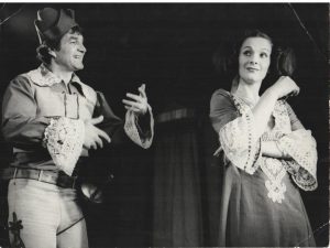 Ștefan Tapalagă (Mascarillo), Dumitru Chesa (Trufaldino), Iarina Demian (Celia) și Vladimir Găitan (Lelio) în Zăpăcitul de Molière, regia Ion Lucian, Teatrul de Comedie,1976 ©site Teatrul de Comedie