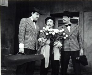 Șerban Cellea (Primul), Gheorghe Dănilă (Brigella), Dan Tufaru (Al doilea) în Slugă la doi stăpâni de Carlo Goldoni, regia Tudor Mărăscu, Teatru de Comedie,1987, sursa: site Teatrul de Comedie, © Teatrul de Comedie