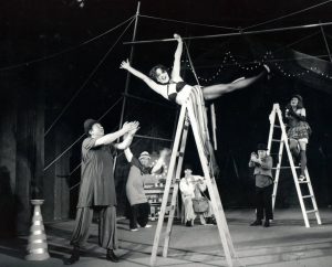 Dumitru Chesa (Plutonierul), Virginia Mirea (Luisa) în Avea două pistoale cu ochi albi şi negri de Dario Fo, regia Grigore Gonţa, 1985, Teatrul de Comedie © site Teatrul de Comedie