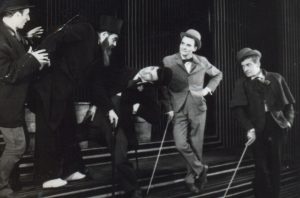 Marin Moraru, Mircea Albulescu, Gheorghe Dinică, Radu Beligan, Mihai Pălădescu, în Capul de răţoi de George Ciprian, regia David Esrig, Teatru de Comedie, 1966 © site Teatrul de Comedie