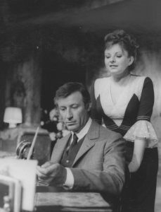 Mariana Mihuț (Eliza Doolite) alături de Victor Rebengiuc (Higgins) în Pygmalion de George Bernard Shaw în regia lui Moni Ghelerter. Teatrul „Lucia Sturdza Bulandra” București, 1974. © Site-ul Teatrului Național București „I.L.Caragiale”, https://www.tnb.ro/ro/mariana-mihut-foto