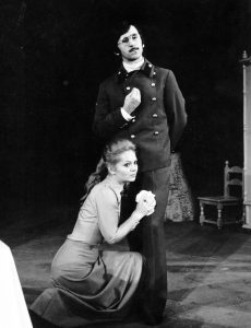 Anca Pandrea (Ania), George Mihăiţă (Piotr Trofimov), în Livada de vişini de A. P. Cehov, regia Lucian Giurchescu, Teatrul de Comedie, 1979 ©site Teatrul de Comedie