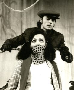 Lucia Ștefănescu (Julieta) jos, Constantin Cojocaru (Gustave) sus, în Balul hoților, de Jean Anouilh, în regia lui Radu Penciulescu. Teatrul Tineretului, Piatra Neamț, 27.12.1970 @Arhiva Teatrului Tineretului Piatra Neamț