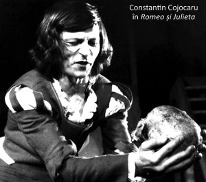 Constantin Cojocaru (Romeo), în Romeo și Julieta, de William Shakespeare, în regia lui Silviu Purcărete. Teatrul Tineretului, Piatra Neamț, 20.10.1974 @Arhiva Teatrului Tineretului Piatra Neamț