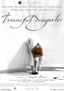 Afișul spectacolului Triumful dragostei de Marivaux. Scenografia: Octavian Neculai, Teatrul „Lucia Sturza Bulandra”, București, 8.10.2005. Sursă afiș: @Arhiva Teatrului Bulandra (https://www.bulandra.ro/arhiva/)