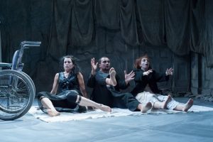 Ruins True de Samuel Beckett(teatru-dans), coregrafia Yolande Snaith, cu Eniko Gyorgyjakab, Csilla Albert, Ferenc Sinko Teatrul Maghiar de Stat din Cluj, premiera în 19 septembrie 2012 (foto Biró István)