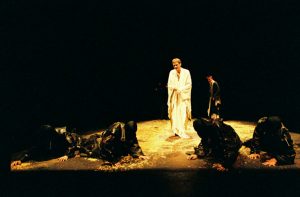 11. Omorul în catedrală de T. S. Eliot, în regia lui Mihai Măniuțiu, Teatrul Național Cluj-Napoca, 1996. ©Site-ul personal al regizorului Mihai Măniuțiu