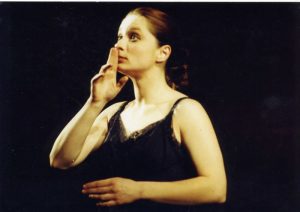 Cristina Toma (Sarah Norman), în Copiii unui Dumnezeu mai mic, de Mark Medoff, în regia lui Theodor-Cristian Popescu. Compania Teatrală 777, 1997. Arhiva Companiei Teatrale 777. © Mihai Musceleanu.