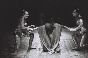 14. Omorul în catedrală de T. S. Eliot, în regia lui Mihai Măniuțiu, Teatrul Național Cluj-Napoca, 1996. ©Site-ul personal al regizorului Mihai Măniuțiu