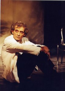 Adrian Pintea (James Leeds), în Copiii unui Dumnezeu mai mic, de Mark Medoff, în regia lui Theodor-Cristian Popescu. Compania Teatrală 777, 1997. Arhiva Companiei Teatrale 777. © Mihai Musceleanu.