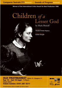 Afișul pentru turneul din Glasgow al spectacolului Copiii unui Dumnezeu mai mic, de Mark Medoff, în regia lui Theodor-Cristian Popescu. Compania Teatrală 777, 1997. Arhiva Companiei Teatrale 777. © Sounds of Progress