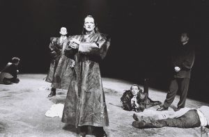 4. Omorul în catedrală de T. S. Eliot, în regia lui Mihai Măniuțiu, Teatrul Național Cluj-Napoca, 1996. ©Site-ul personal al regizorului Mihai Măniuțiu