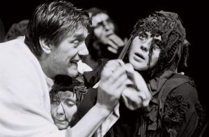 8. Omorul în catedrală de T. S. Eliot, în regia lui Mihai Măniuțiu, Teatrul Național Cluj-Napoca, 1996. ©Site-ul personal al regizorului Mihai Măniuțiu