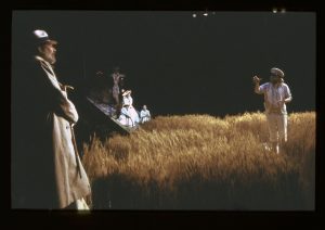 Lanul de grâu din spectacolul Cherry Orchard (Livada de vișini), de A.P. Cehov, în regia lui Lucian Pintilie. Arena Stage Theatre, Washington, 1988. Decor: Radu Boruzescu, Costume: Miruna Boruzescu